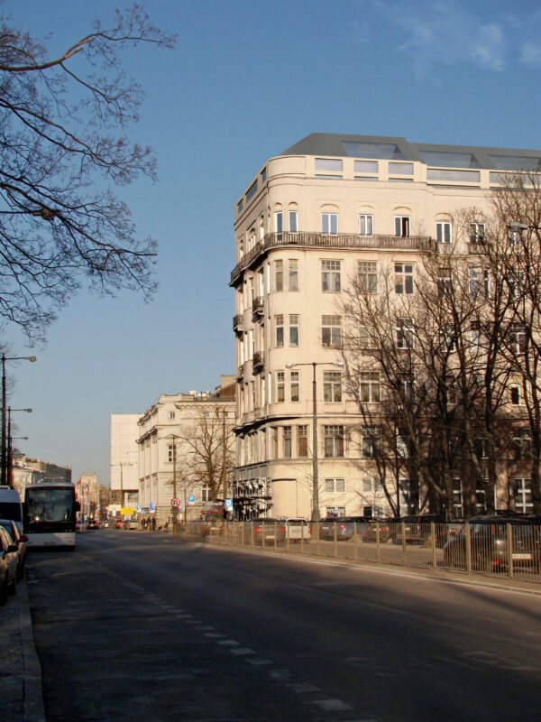 Widok budynku Barbara Gardens od strony ulicy Marszałkowskiej w centrum Warszawy